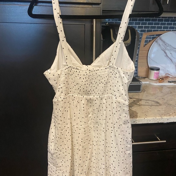 White sundress with cut out - Picture 4 of 5
